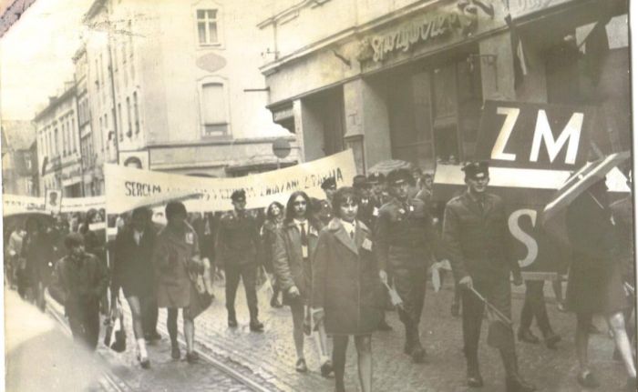 Przemarsz pracownik&oacute;w DZPLn "Orzeł" Mysłakowice w Jeleniej G&oacute;rze, z okazji Święta Pracy. Lata 60-te