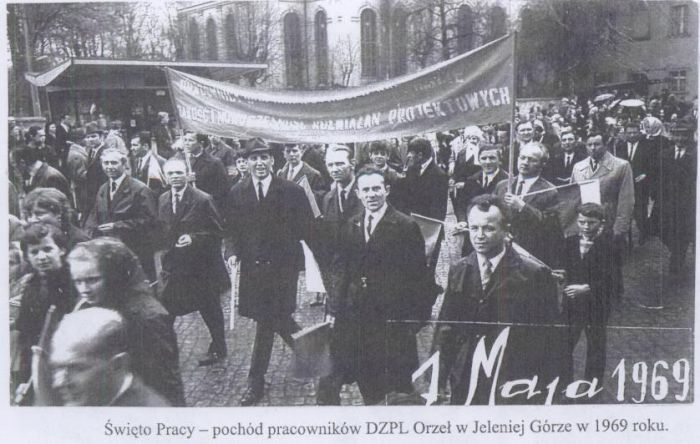 Jelenia G&oacute;ra 1969 rok. Święto Pracy. Przemarsz pracownik&oacute;w DZPLn "Orzeł" Mysłakowice.