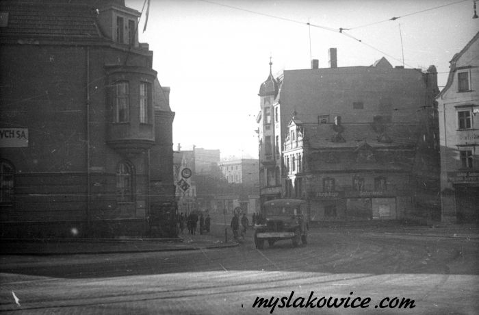 Jelenia G&oacute;ra: plac Niepodległości. Z lewej budynek nr 4, na wprost kamienica nr 2 przy ulicy Wolności 2. 1946 rok