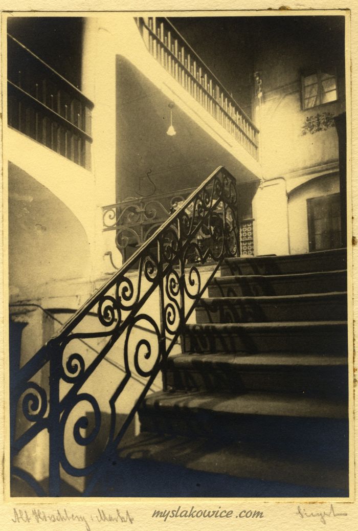 Rynek - klatka schodowa domu (fragment). Jelenia G&oacute;ra (niem. Hirschberg,). XX wiek