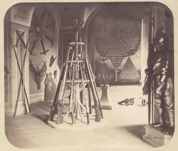 Fragment zbrojowni w Bibliotece Majorackiej Schaffgotsch&oacute;w w Cieplicach. 1875 rok (Jelenia G&oacute;ra, część miasta)