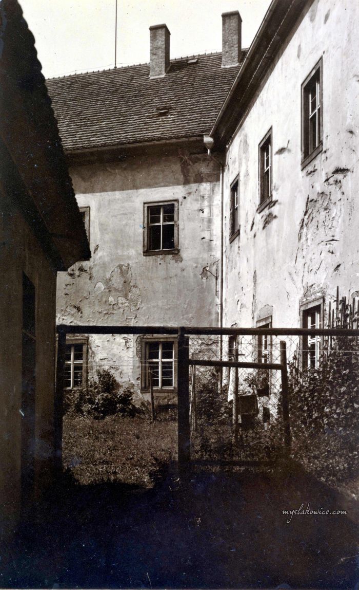1910 rok. Cieplice Śląskie-Zdr&oacute;j, opactwo Cysters&oacute;w, dziedziniec wewnętrzny, fragment
