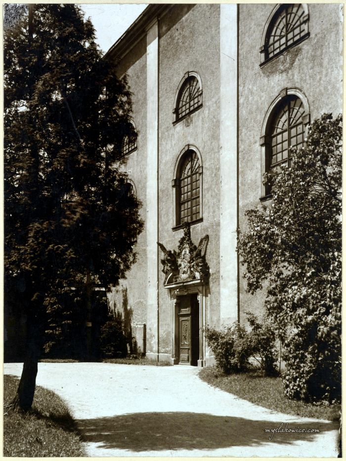 Kości&oacute;ł św. Jana, elewacja boczna, fragment z portalem. Cieplice Śląskie-Zdr&oacute;j (niem. Bad Warmbrunn), ok 1910 rok.