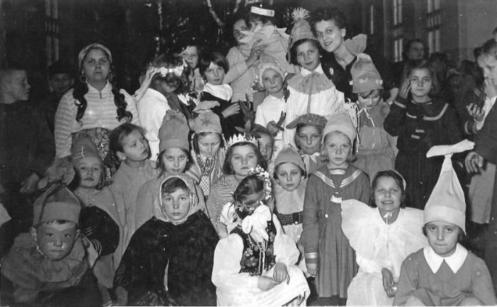 Szkoła Podstawowa w Mysłakowicach. 1961 rok. Pani Winiarska i dzieci. 