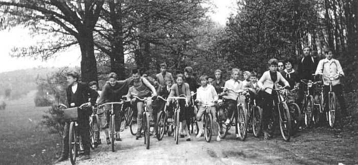 Uczniowie Szkoły Podstawowej w Mysłakowicach na wycieczce rowerowej. 1961 rok.