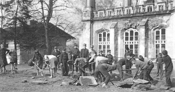 Prace porządkowe przez Pałacem Kr&oacute;lewskim w Mysłakowicach (Szkoła Podstawowa). 1961 rok.