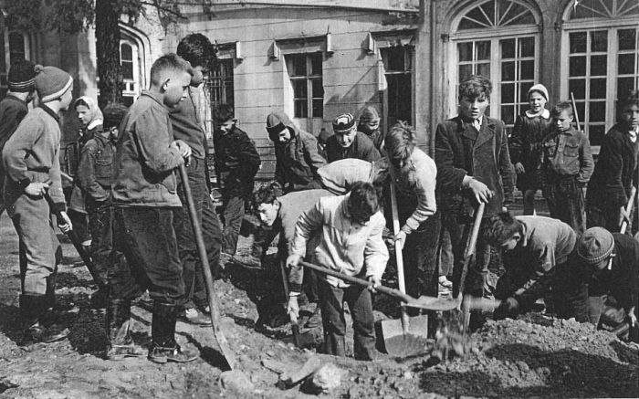 1961 rok. Uczniowie Szkoły Podstawowej w Mysłakowicach odkopują zasypaną fontannę przez Pałacem.