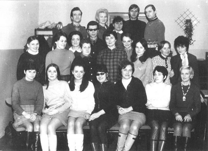 Koniec lat 60-tych. Nauczyciele Szkoły Podstawowej w Mysłakowicach.