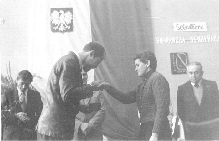 Pani Jadwiga Tomaszewska otrzymuje dyplom. Szkoła w Mysłakowicach lata 80-te. 