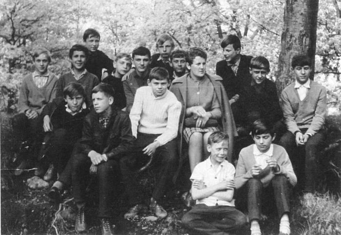 Szkoła w Mysłakowicach. Lata 70-te. Pani Jadwiga Tomaszewska i uczniowie.