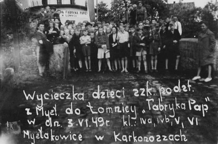 1949 rok. Dzieci ze szkoły w Mysłakowicach na wycieczce. Fabryka Papieru w Łomnicy. 