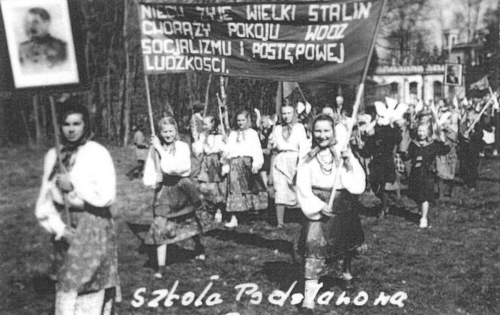 Smutna rzeczywistość tamtych czas&oacute;w. 1951 rok. Szkoła, Mysłakowice. Zdjęcie nic nie propaguje, pokazane edukacyjne