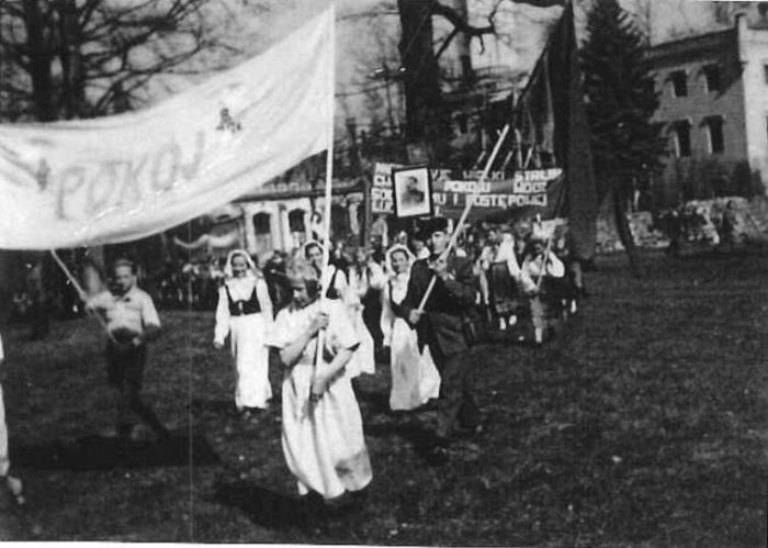 Poch&oacute;d podczas Święta Pracy 1950 rok. Szkoła Mysłakowice 