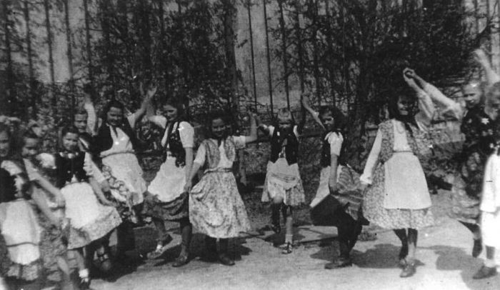 Dzieci tańczą przed szkolą w Mysłakowicach 1952 rok. 