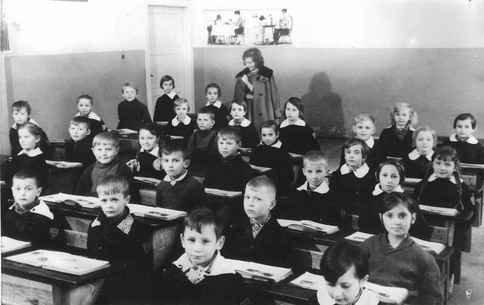 Szkoła Podstawowa w Mysłakowicach. 1964r. kl.2c z Panią Sztaufer-Kozubą