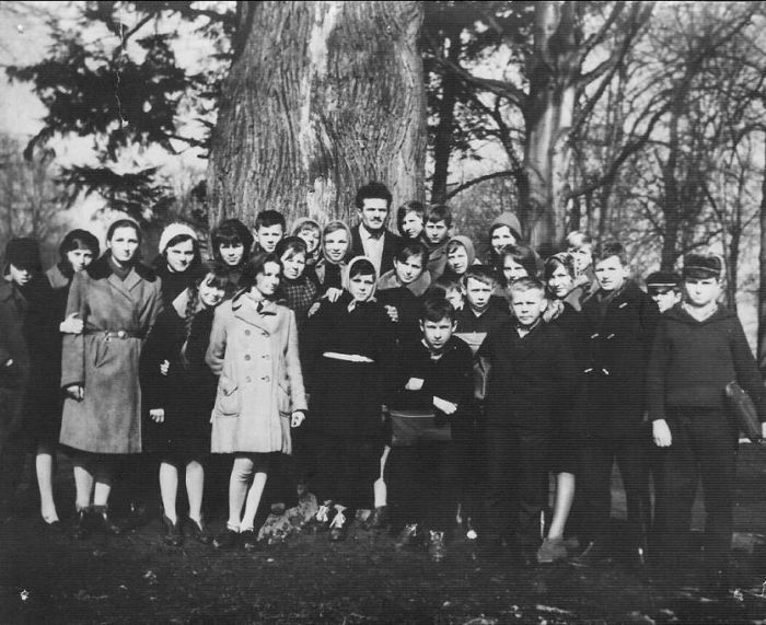 Szkoła w Mysłakowicach. 1964r. kl.7a z p. S. Mandziarzem 