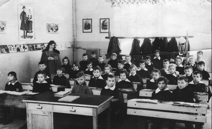 Szkoła w Mysłakowicach 1964r. kl.2c z Panią Sztaufer-Kozubą