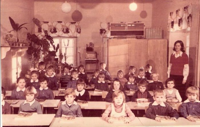 Szkoła w Mysłakowicach 1977r. kl.1a z wychowawczynią Panią Henryką Łais 