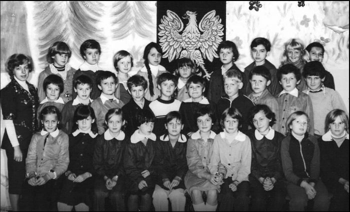 Szkoła Podstawa Mysłakowice. 1982 r. kl.6 z Panią Marią Br&oacute;dką