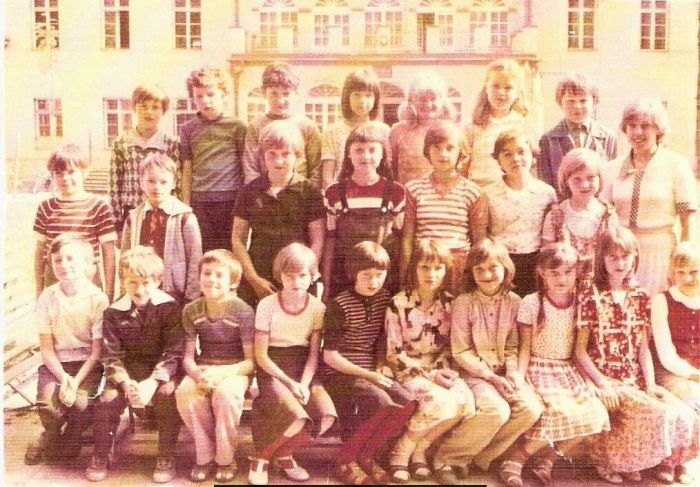 Szkoła Mysłakowice. 1982 r. Pamiątkowe zdj. z wychowawczynią. Panią M. Br&oacute;dką