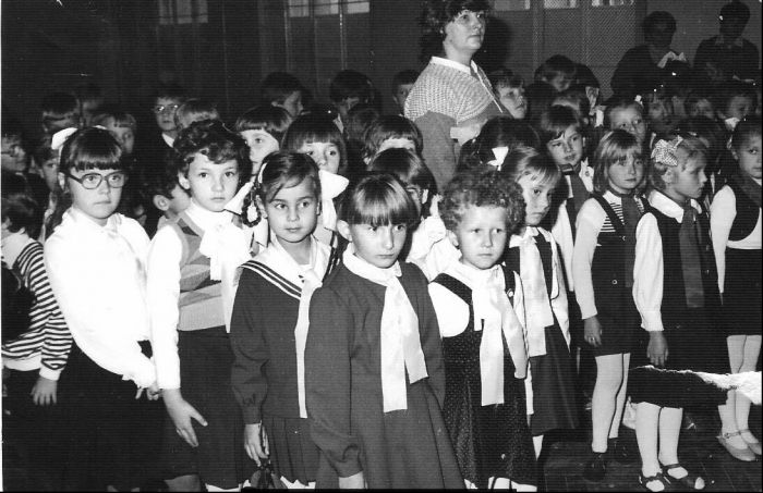 1984 r. pasowanie najmłodszych na ucz. kl.1. Szkoła Podstawowa w Mysłakowicach. 
