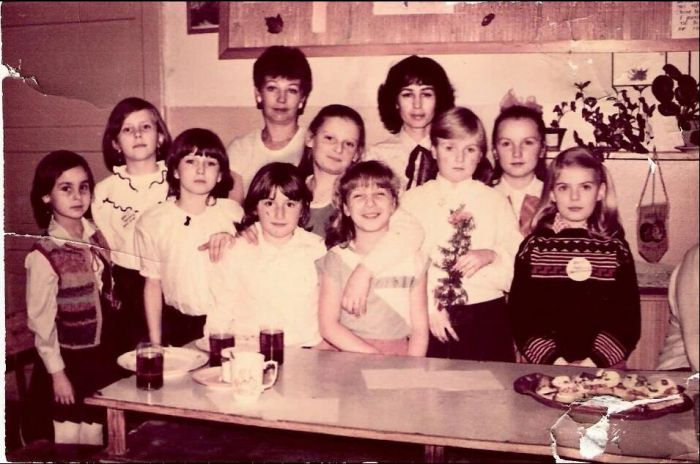 Szkoła Mysłakowice. 1987 r. pamiątkowe zdjęcie z Panią .D. Nowalińską i rodzicami