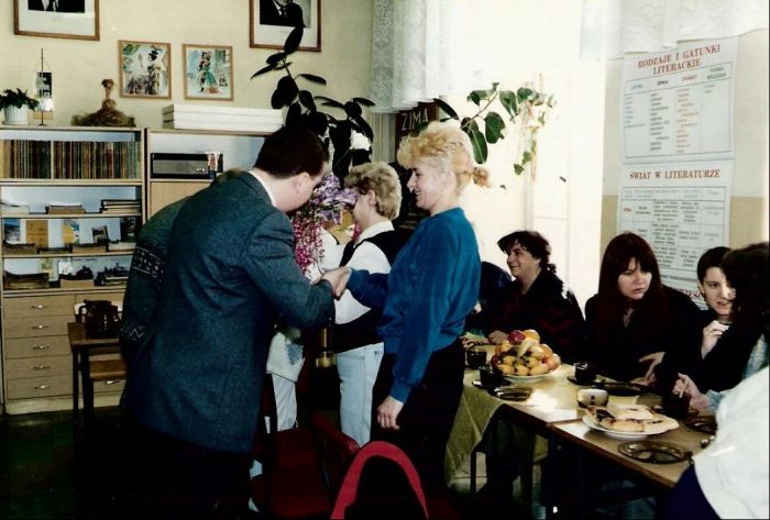 1995r Święto Kobiet dyr.S.Urbański składa życzenia pracownicom