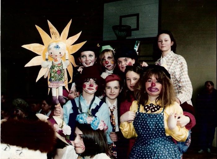 1995 r. Święto wiosny uczniowie  klasy 8. Szkoła Mysłakowice.