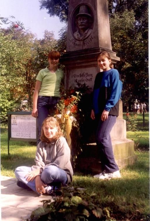 Młodzież szkolna obok pomnika J. Fleidla w Mysłakowicach. 1998 rok