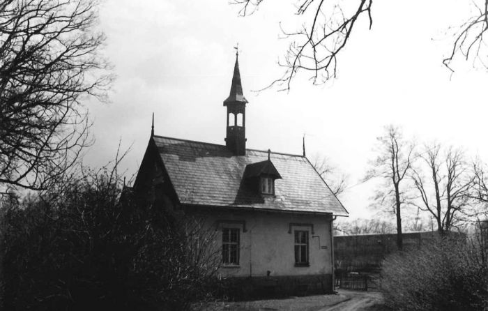 Budynek dawnej szkoły w Dąbrowice. 1995 rok