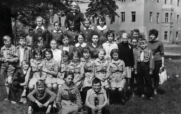 Galeria &raquo; Karkonosze, Dolny Śląsk Mysłakowice, Szkoła. 1961 r. Nauczycielka matematyki Pani A. Wolak z grupą uczni&oacute;