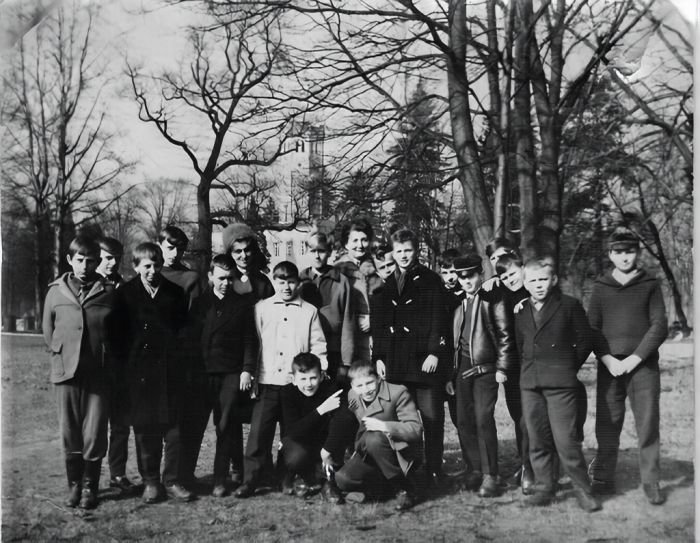 Mysłakowice, Szkoła. 1961 r. Klasa .6a z nauczycielami Panią Z. Winiarską i Panią I. Dorożyńską.