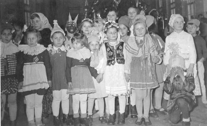 Szkoła podstawowa w Mysłakowicach. Bal "przebierańc&oacute;w" . 1961 r.