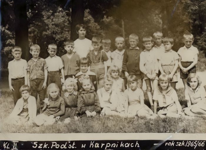 Szkoła podstawowa w Karpnikach rok szkolny 1965/66. Klasa II