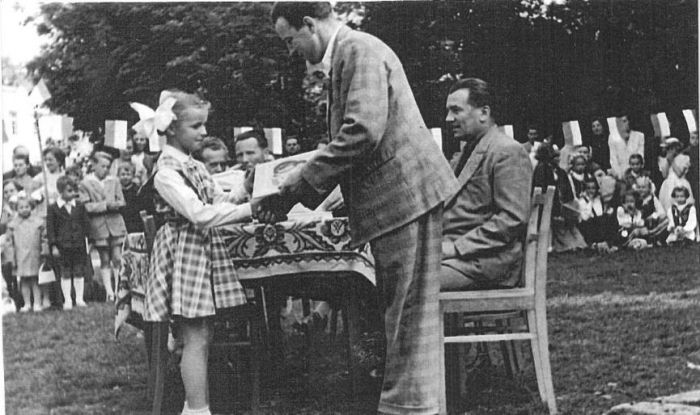 Mysłakowice, szkoła. Przewodniczący Komitetu Rodzicielskiego Pan Marukiewicz wręcza nagrodę Bożenie Mruklik. 1958 r.