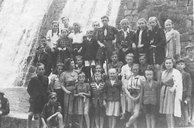 Uczniowie klasy 7 szkoły w Mysłakowicach na wycieczce szkolnej.