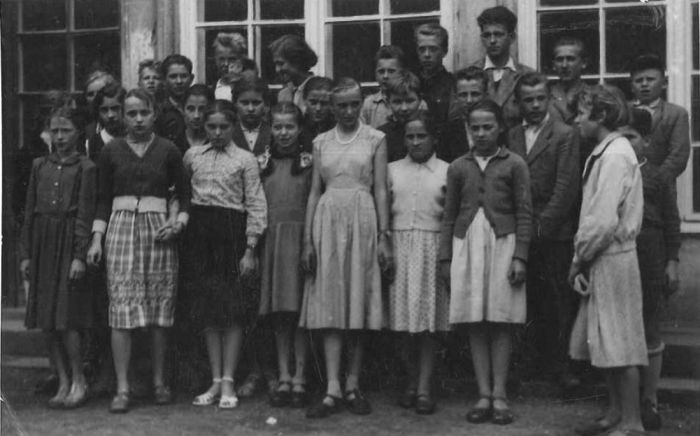 Szkoła w Mysłakowicach 1959 rok. Pani Winiarska i uczniowie szkoły.