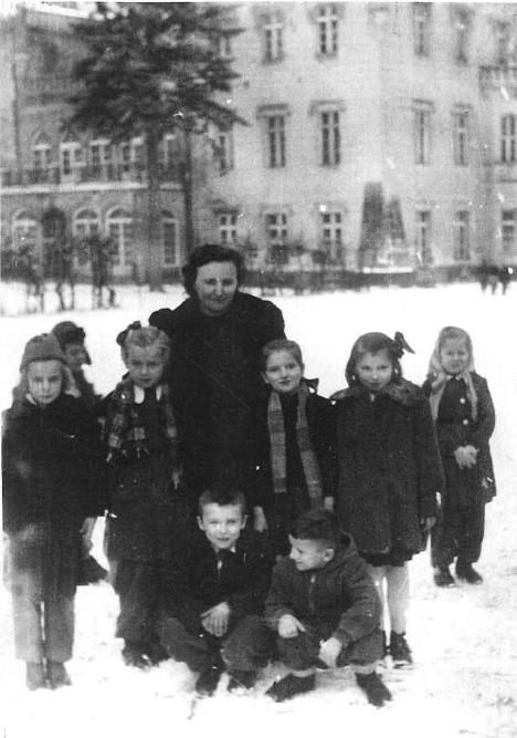 Pani Ilnicka i dzieci. Lata 60-te. Szkoła Mysłakowice
