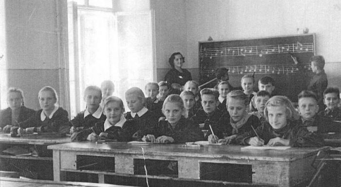 Lekcja śpiewu z Panią Łukasz&oacute;w. 1959 rok. Szkoła Mysłakowice klasa VII