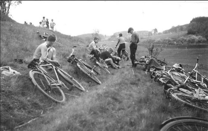Wycieczka rowerowa. 1960 r. Mysłakowice.