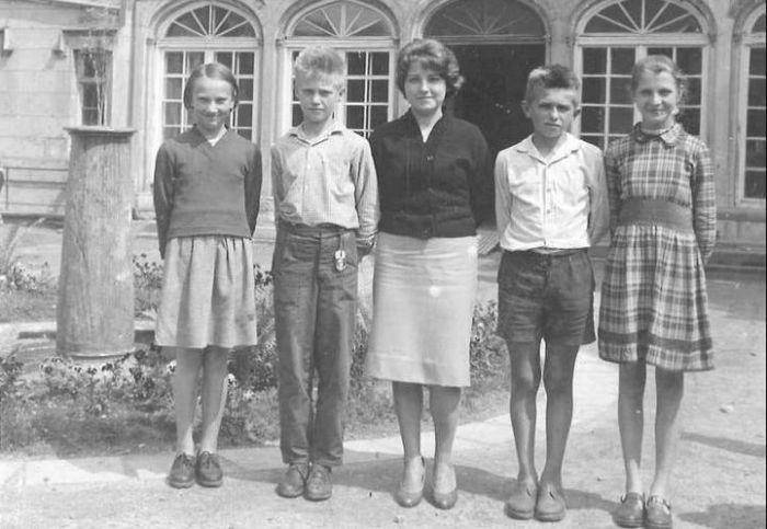 Pani I. Czmielnik i uczniowie. 1960 r. Szkoła Mysłakowice