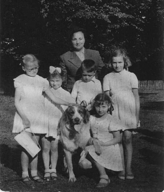 Pani Ilnicka i dzieci. Szkoła w Mysłakowicach 1960 rok.