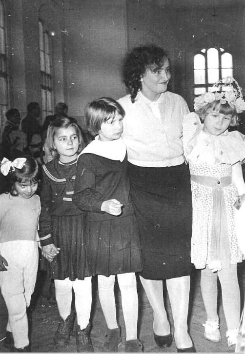 Pani Ilnicka i dzieci. Szkoła w Mysłakowicach 1960 rok.