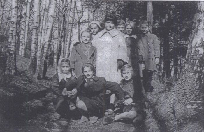 Nauczycielka i uczniowie szkoły podstawowej w Mysłakowicach. 1960 rok.