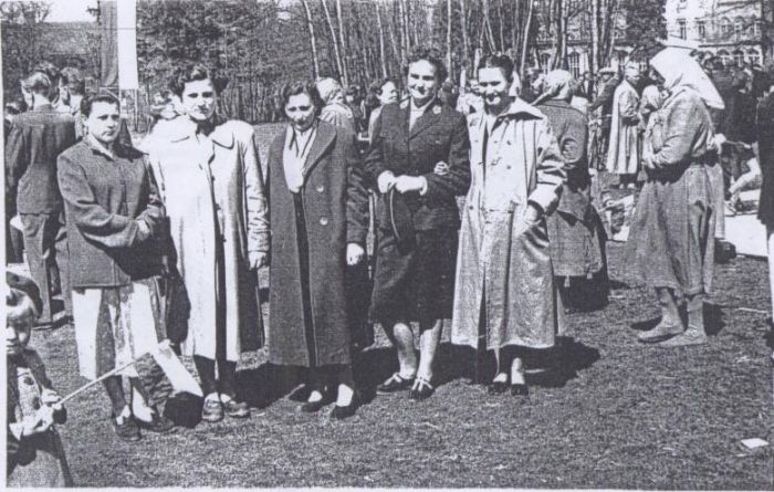 Mysłakowice 1956 rok. Uroczystości przed szkolą. 