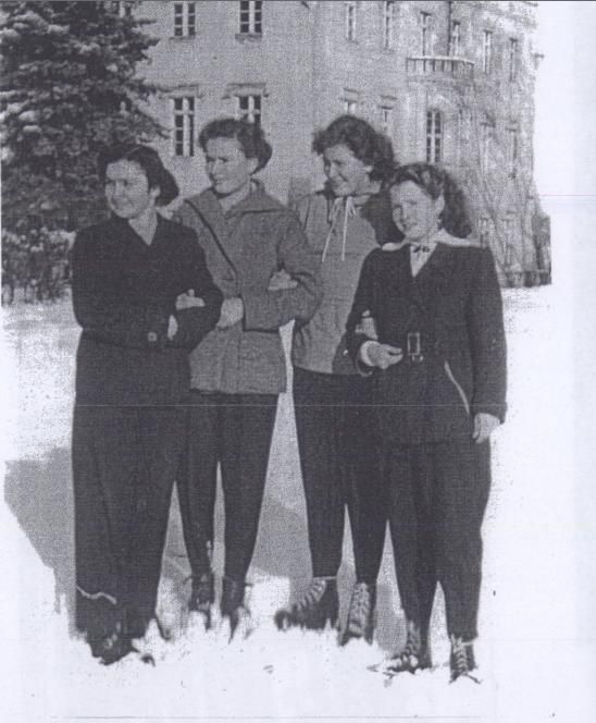 1956 rok. Nauczyciele Szkoły Podstawowej w Mysłakowicach. 