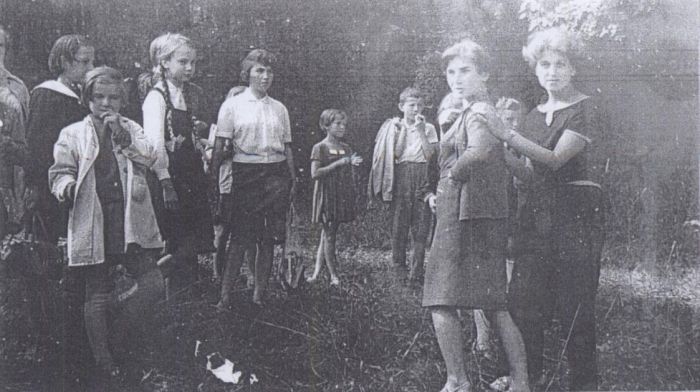 Pracy porządkowe przed szkołą w Mysłakowicach. 1961 rok 