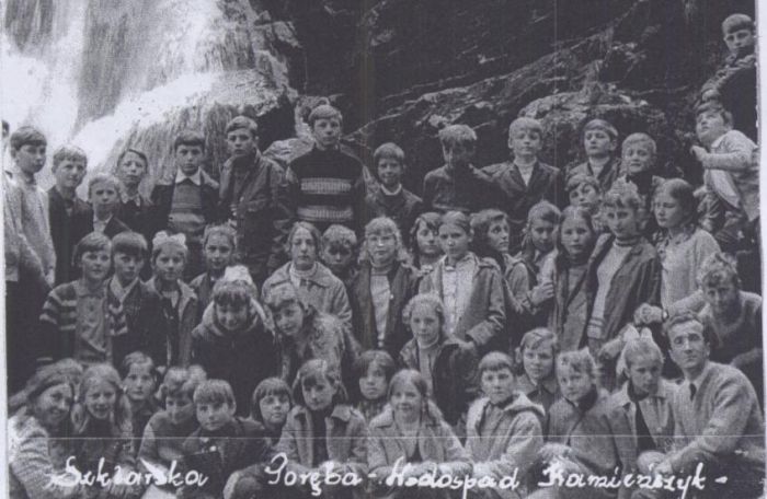 Szkolna wycieczka. Klasa VIII. Szkoła w Mysłakowicach. 1974 rok