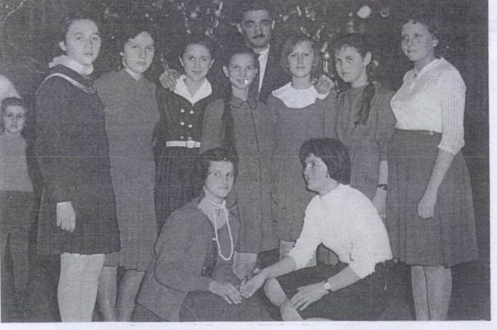 Kierownik szkoły w Mysłakowicach Pan Jaszkiewicz i uczennicy klasy VII 1961 rok. 