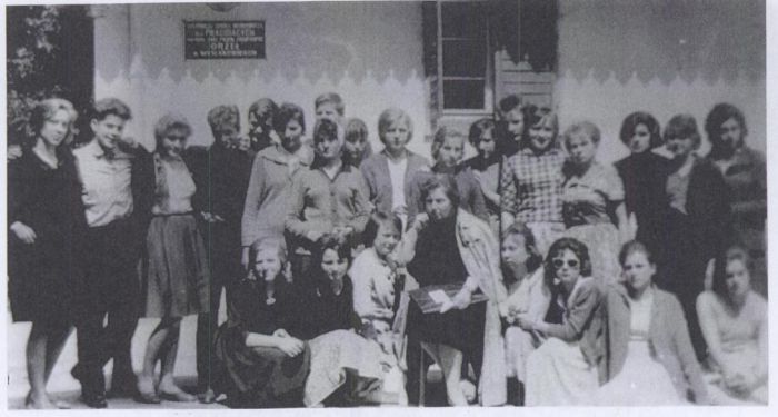 Na początku uczniowie Szkoły Zawodowej DZPLn "Orzeł" w Mysłakowicach pobierali lekcje w "malej szkole". Foto